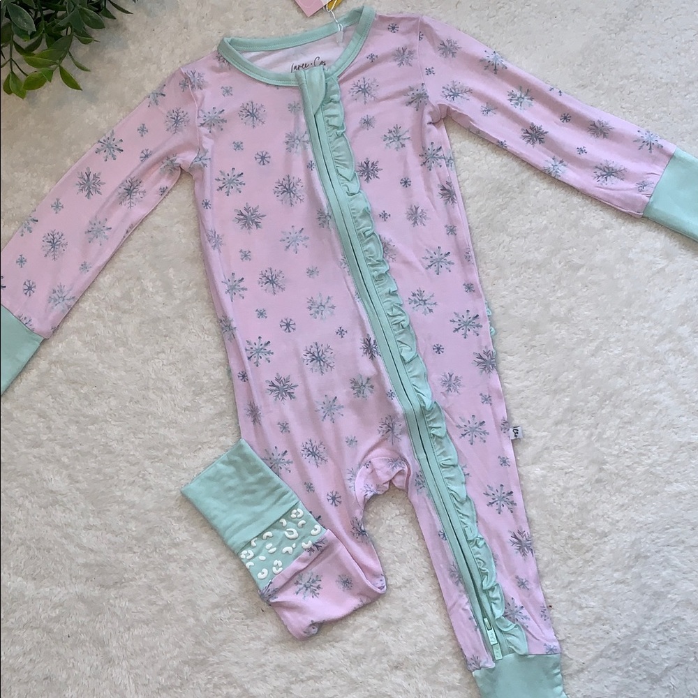 NWT Laree + Co. Pink Ruffle Snowflake Convertible Footie 12-18M Bamboo Holiday